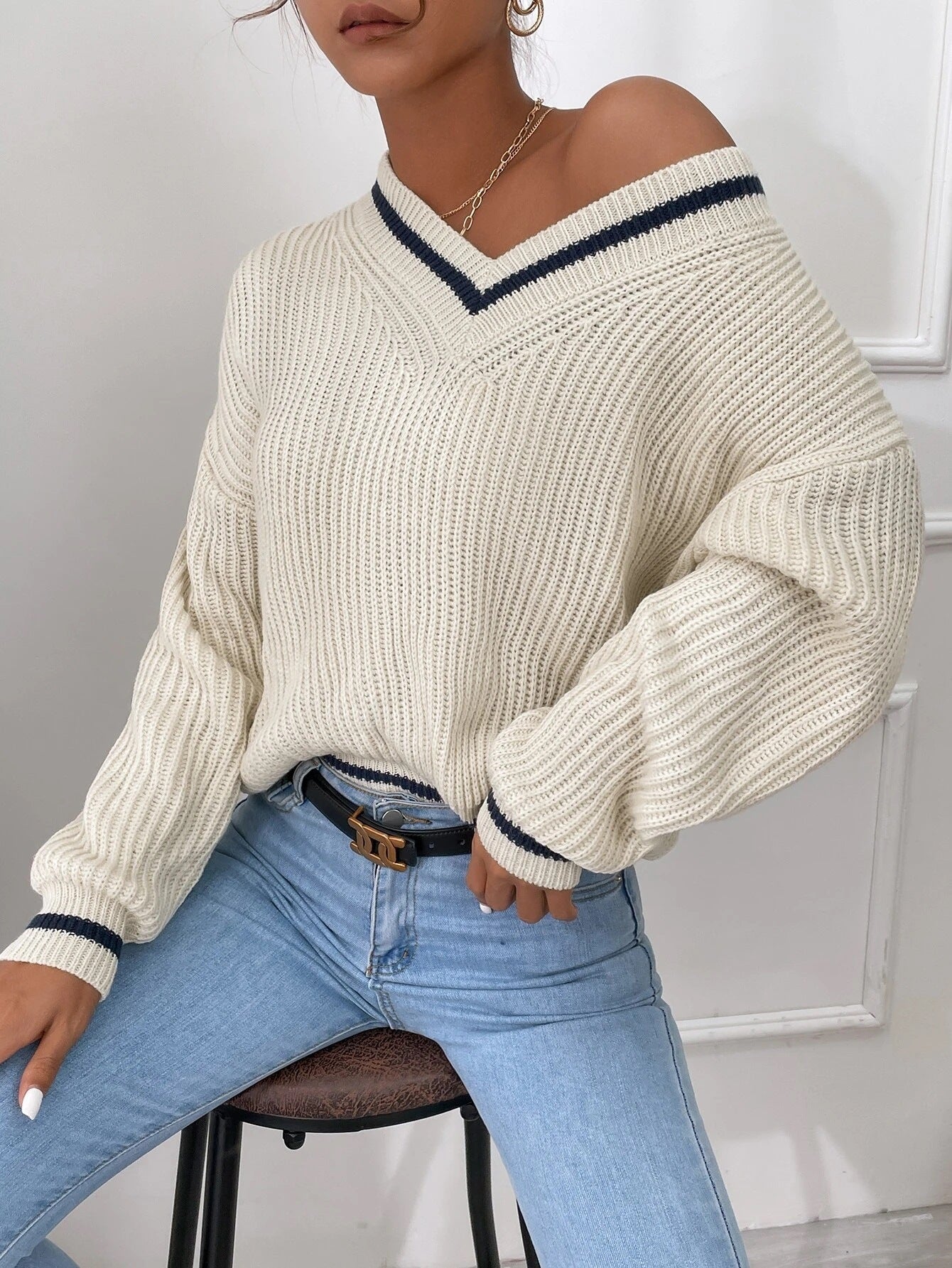 V-hals gestreepte pullover sweater met kabelbreisel