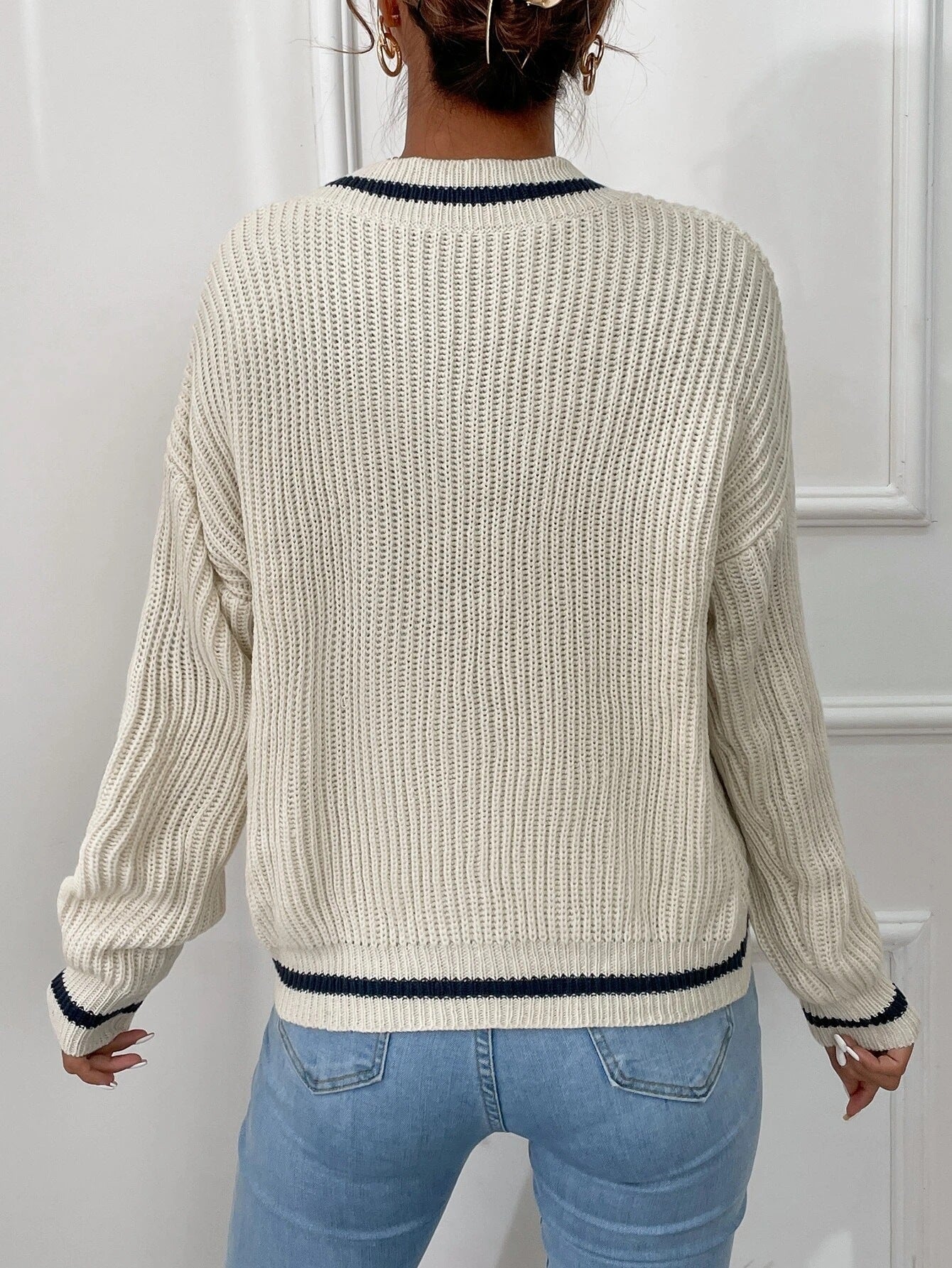 V-hals gestreepte pullover sweater met kabelbreisel