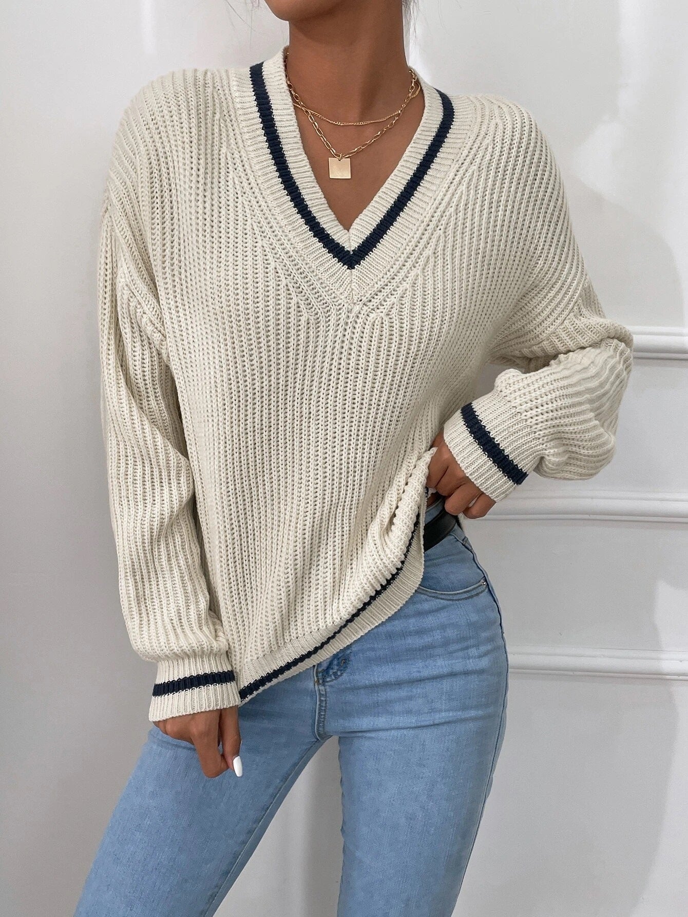 V-hals gestreepte pullover sweater met kabelbreisel