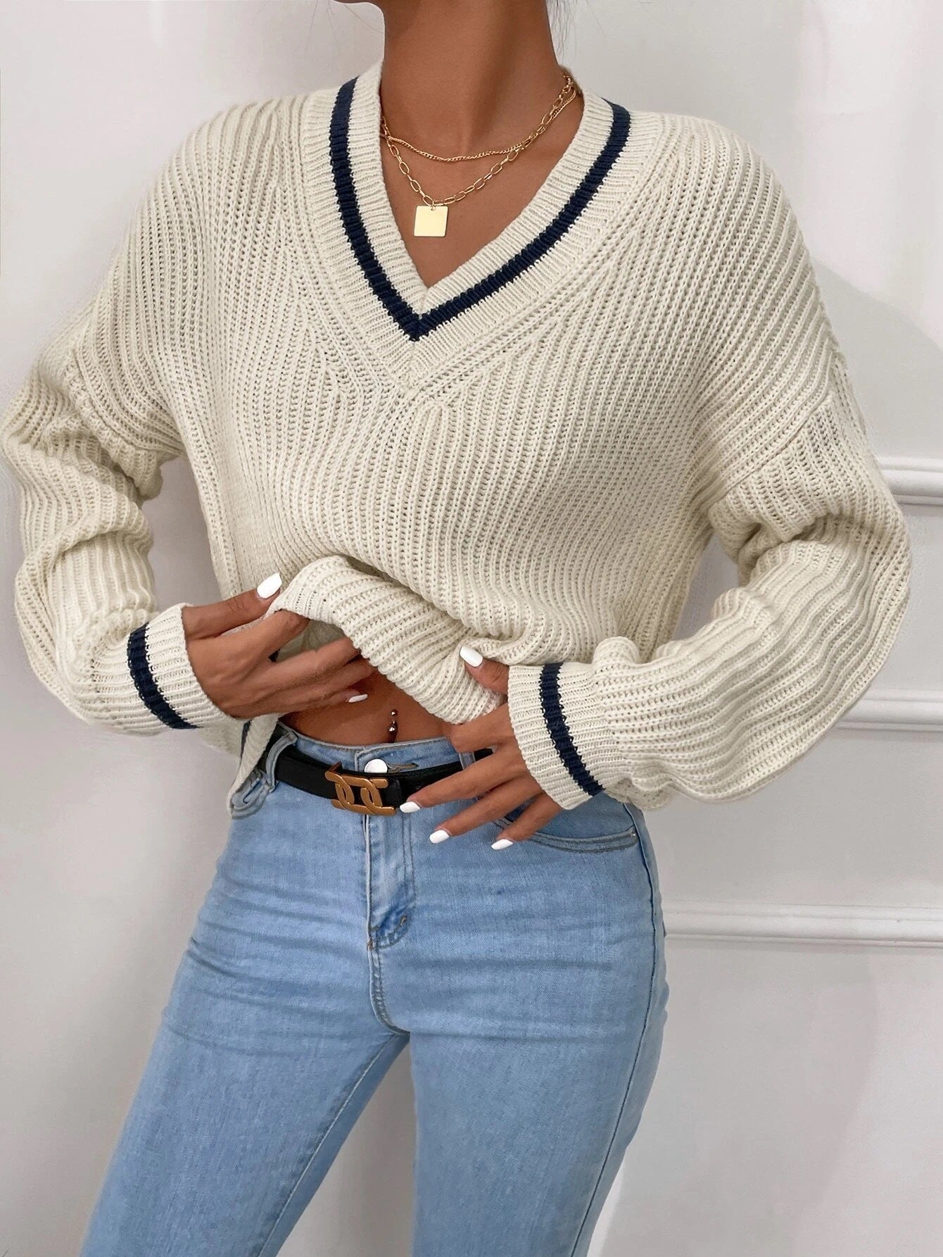 V-hals gestreepte pullover sweater met kabelbreisel